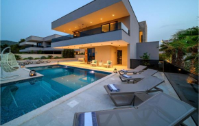 Stunning home in Marina with Outdoor swimming pool, Heated swimming pool and 4 Bedrooms